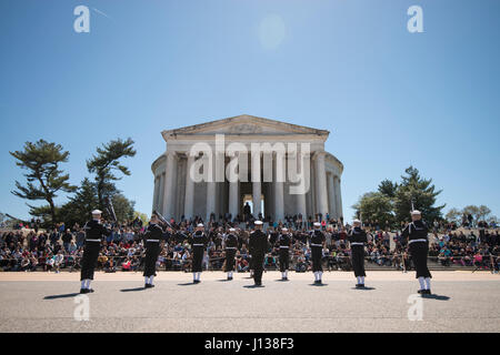 WASHINGTON, Distretto di Columbia - marinai dalla Marina degli Stati Uniti del cerimoniale compete di guardia durante il servizio comune trapano mostra Team Aprile 08, 2017, presso il Jefferson Memorial a Washington D.C. Trapanare squadre provenienti da tutti e quattro i rami delle forze armate statunitensi e gli Stati Uniti Coast Guard hanno gareggiato in un display di competenze all'evento che ha celebrato negli Stati Uniti il patrimonio militare presso il National Cherry Blossom Festival. Membri della Marina Militare Guardia cerimoniale partecipare ad alcune della nostra nazione più prestigiosi di cerimonie, comprese le inaugurazioni presidenziali e cerimonie di arrivo per gli stranieri off Foto Stock