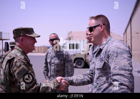 Stephen generale W. 'Seve' Wilson (sinistra) scuote le mani con Air Force Captain Webb (destra) mentre si visita la 386Expeditionary Manutenzione aeromobili Gruppo in corrispondenza di una riservate in Asia sud-ovest, Aprile 9, 2017. La 386Expeditionary Manutenzione aeromobili Gruppo è composto di aviatori di unità multiple, compresa la 145Airlift Wing della Carolina del Nord. (U.S. Air National Guard photo by Staff Sgt. Alejandro Armendariz) Foto Stock