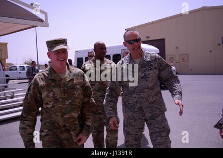 Stephen generale W. 'Seve' Wilson (sinistra) cammina accanto a Air Force Il colonnello Phillips (a destra) con il Capo Comandante Sergente Kaleth O. Wright (centro), mentre visitano il 386Expeditionary Manutenzione aeromobili Gruppo in corrispondenza di una riservate in Asia sud-ovest, Aprile 9, 2017. La 386Expeditionary Manutenzione aeromobili Gruppo è composto di aviatori di unità multiple, compresa la 145Airlift Wing della Carolina del Nord. (U.S. Air National Guard photo by Staff Sgt. Alejandro Armendariz) Foto Stock