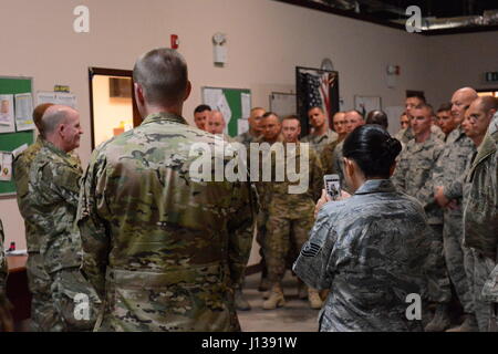 Soldati e avieri del 386Expeditionary Manutenzione aeromobili Gruppo riuniscono intorno generale Stephen W. 'Seve' Wilson (estrema sinistra) della United States Air Force Vice Capo del personale mentre si visita una località segreta nel sud-ovest Asia, Aprile 9, 2017. La 386Expeditionary Manutenzione aeromobili Gruppo è composto di aviatori di unità multiple, compresa la 145Airlift Wing della Carolina del Nord. (U.S. Air National Guard photo by Staff Sgt. Alejandro Armendariz) Foto Stock