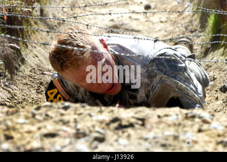 Il personale dell'esercito Sgt. Erich Friedlein, con l'esercito in Pennsylvania National Guard, crawl alta sotto il filo spinato mentre negoziale il Darby Regina porzione di Lt. Gen. David E. Grange Jr. migliore concorrenza Ranger domenica, a Fort Benning, Georgia. Friedlen e il compagno di squadra esercito Capt. Robert Killian, ha colto il terzo posto nel concorso di quest'anno. Lo scorso anno il duo ha preso il primo posto, la prima volta che il concorso era stato vinto da un esercito del team di protezione. (Foto di Tech. Sgt. Erich B. Smith) Foto Stock