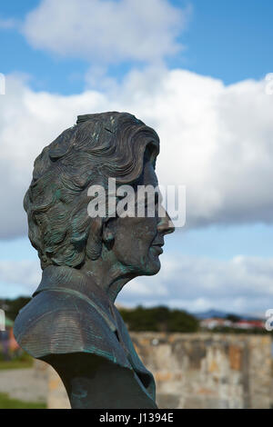 Statua di Margaret Thatcher accanto al Monumento della Liberazione a Stanley, capitale delle Isole Falkland. Foto Stock