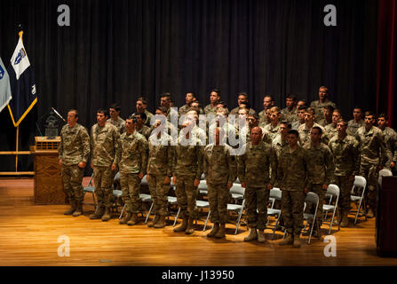 Stati Uniti Army Ranger recitare il Ranger Creed durante la migliore concorrenza Ranger 2017 Cerimonia di Premiazione presso il Marshall Auditorium di Fort Benning, Ga., 10 aprile 2017. Fotografato in questa formazione sono i concorrenti di finitura della trentaquattresima edizione annuale di David E. Grange Junior Ranger migliore concorrenza 2017, che è un evento di tre giorni consistente di sfide per testare concorrente del fisico, mentale e capacità tecniche. (Esercito degli Stati Uniti Foto di Spc. Sharell Madden) Foto Stock