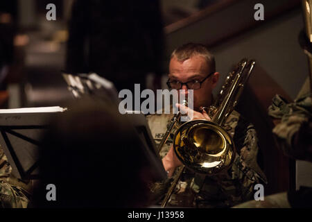 Manovra Centro di Eccellenza U.S. Soldato dell'esercito e membro dell'orchestra esegue l'esercito canzone, durante la migliore concorrenza Ranger 2017 Cerimonia di Premiazione presso il Marshall Auditorium di Fort Benning, Ga., 10 aprile 2017. La trentaquattresima edizione annuale di David E. Grange Junior Ranger migliore concorrenza 2017 è un evento di tre giorni consistente di sfide per testare concorrente del fisico, mentale e capacità tecniche. (Esercito degli Stati Uniti Foto di Spc. Sharell Madden) Foto Stock