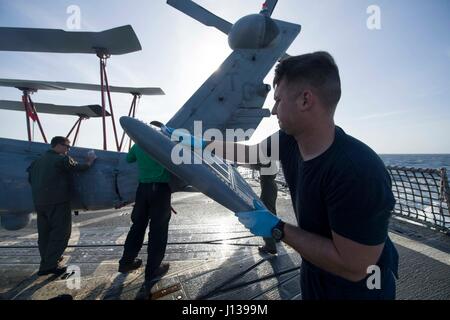 170410-N-DA095-012 OCEANO PACIFICO (10 aprile 2017) Aviation da elettricista, Mate Airman Alek Eagle, da Jacksonville, Florida, lavaggi un MH-60R Sea Hawk elicottero dal 'Magicians' di elicottero Maritime Strike Squadron (HSM) 35 a bordo della Arleigh Burke-class guidato-missile destroyer USS Shoup (DDG 86) mentre è in corso di realizzazione per un composito unità di addestramento esercizio (COMPTUEX) con il vettore Nimitz Strike gruppo in preparazione per una prossima distribuzione. Prove COMPTUEX la missione disponibilità dello sciopero del gruppo attività attraverso la simulazione di scenari del mondo reale e la loro capacità di funzionare come un sistema integrato Foto Stock