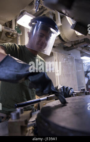 170410-N-FO981-0015 (10 aprile 2017) OCEANO PACIFICO - Marine PFC. Octavio Antunez, assegnato al XV Marine Expeditionary Unit (MEU), pulisce una fonderia di plastica nella camera di plastica, a bordo di un assalto anfibio nave USS America (LHA 6). L'America è attualmente in corso con più di mille velisti e 1.600 marines conduttore squadrone anfibio/Marine Expeditionary Unit le operazioni di integrazione in preparazione per la nave da nubile di distribuzione entro la fine di quest'anno. (U.S. Foto di Marina di Massa lo specialista di comunicazione di terza classe Giacobbe Holloway/rilasciato) Foto Stock