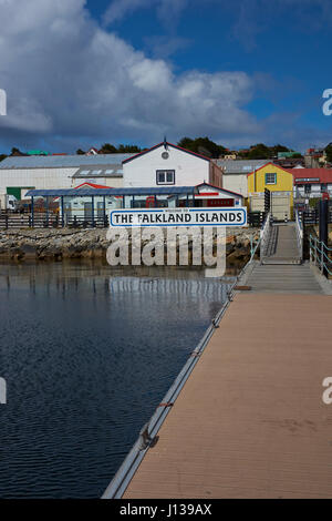 Jetty utilizzati dai visitatori che arrivano via mare a Stanley, capitale delle Isole Falkland. Foto Stock