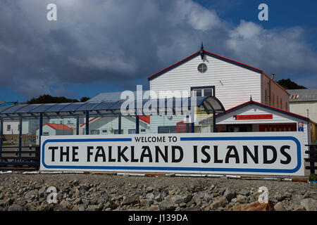 Jetty utilizzati dai visitatori che arrivano via mare a Stanley, capitale delle Isole Falkland. Foto Stock