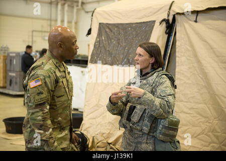 Stati Uniti Esercito il Brigadiere Generale Michel M. Russell, U.S. Corea forze J4 assistente capo del personale, parla di U.S. Air Force Col. Leslie Maher, Joint Task Force apertura porta comandante assegnato alla contingenza 621st ala risposta di stanza a base comuneGuire-Dix Mc-Lakehurst, N.J., durante l'esercizio di distribuzione Turbo 17-3, in Pohang Air Base, Repubblica di Corea, 11 aprile 2017. TD è parte del funzionamento del pacifico esercizio di Reach che è progettato per espandere Comune di multi-dominio, multi-funzionalità nodale aggiungendo una zona al centro di distribuzione aria un terminale punto di alimentazione, e l'uso della ferrovia, acque interne Foto Stock