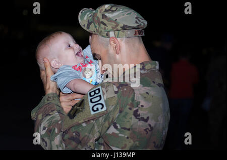 Il personale Sgt. Jonathan Jenkins, 824th Base Defense Squadron Leader di squadra, gioca con suo figlio prima della distribuzione, 11 aprile 2017, a Moody Air Force Base, Ga. Più di 100 aviatori dal 824th BDS, noto come 'Ghostwalkers,'deployed a sud-ovest Asia per fornire completamente integrato, altamente capace e forze reattive salvaguardando Expeditionary Air Force risorse. (U.S. Air Force foto di Airman 1. Classe Greg Nash) Foto Stock