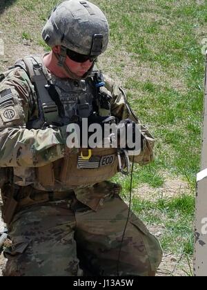 Il personale Sgt. Kyle McFarland si prepara a disarmare una simulazione di ordigni esplosivi artigianali (IED) di articolazione durante l'eliminazione degli ordigni esplosivi (EOD) formazione a Rodriguez Live Fire complesso il 12 aprile 2017. Sei due-uomo squadre hanno gareggiato per determinare il miglior EOD team in Corea mantenendo le proprie competenze per la lotta "stasera. " (NEGLI STATI UNITI Foto dell'esercito da Capt. Mayra Nañez, 210th campo brigata di artiglieria Affari pubblici) Foto Stock