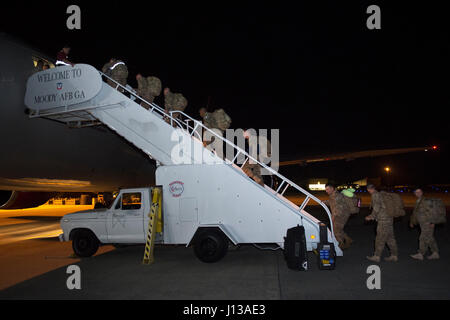 Membri della 824th Base Defense Squadron a bordo di un aeromobile prima di distribuire, 12 aprile 2017, a Moody Air Force Base, Ga. Più di 100 aviatori dal 824th BDS, noto come 'Ghostwalkers,'deployed a sud-ovest Asia per fornire completamente integrato, altamente capace e forze reattive salvaguardando Expeditionary Air Force risorse. (U.S. Air Force foto di Airman 1. Classe Greg Nash) Foto Stock