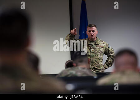 Il Mag. Michael Warren, 824th Base Defense comandante dello squadrone, dà commento durante un briefing di distribuzione prima della partenza, 12 aprile 2017, a Moody Air Force Base, Ga. Più di 100 aviatori dal 824th BDS, noto come 'Ghostwalkers,'deployed a sud-ovest Asia per fornire completamente integrato, altamente capace e forze reattive salvaguardando Expeditionary Air Force risorse. (U.S. Air Force foto di Airman 1. Classe Greg Nash) Foto Stock