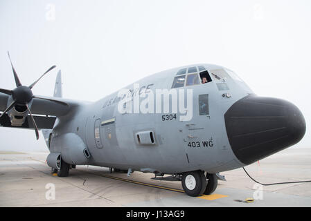 Tech. Sgt. Jenna Daniel, 53rd Meteo squadrone di ricognizione loadmaster, controlla le attrezzature su un WC-130J Super Hercules aeromobile su una mattinata nebbiosa 12 Aprile a Keesler Air Force Base, Mississippi. (U.S. Air Force foto/Staff Sgt. Heather Heiney) Foto Stock