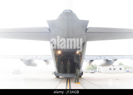 Tech. Sgt. Jenna Daniel, Staff Sgt. Larry Banche e Master Sgt. Troy Bickham, 53rd Meteo squadrone di ricognizione loadmasters, preparare per caricare le attrezzature su un WC-130J Super Hercules aeromobile su una mattinata nebbiosa 12 Aprile a Keesler Air Force Base, Mississippi. (U.S. Air Force foto/Staff Sgt. Heather Heiney) Foto Stock