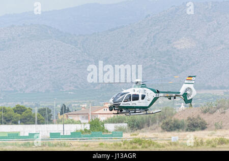 Elicottero Eurocopter EC135, (Airbus H135), della Guardia Civile per il controllo del traffico aereo (sicurezza spagnola corps), è lo sbarco a Castellon de la Plana Foto Stock