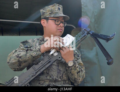 Stati Uniti Coast Guard Petty Officer di terza classe Vincent Tang, un gunners mate con Coast Guard porta unità di sicurezza 312, durante il funzionamento del pacifico esercizio di raggiungere 2017 in Pohang, Repubblica di Corea, 12 aprile 2017. OPRex17 è un accordo bilaterale per l'evento di formazione progettati al fine di garantire la preparazione e sostenere le capacità che rafforzare la Rok-STATI UNITI Alliance. Costa guardie servirà come parte delle attività combinate di conduzione del gruppo porti, vie navigabili e zone costiere delle operazioni di sicurezza proteggendo U.S.-ROK di risorse e personale che esercitano un'area Distribution Center (ADC), un terminale Aria punto di alimentazione (ATSP), Logistica oltre la riva Foto Stock