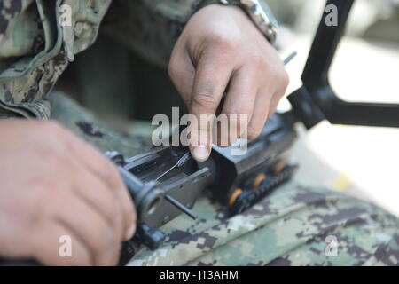 Stati Uniti Coast Guard Petty Officer di terza classe Vincent Tang, un gunners mate con Coast Guard porta unità di sicurezza 312, durante il funzionamento del pacifico esercizio di raggiungere 2017 in Pohang, Repubblica di Corea, 12 aprile 2017. OPRex17 è un accordo bilaterale per l'evento di formazione progettati al fine di garantire la preparazione e sostenere le capacità che rafforzare la Rok-STATI UNITI Alliance. Costa guardie servirà come parte delle attività combinate di conduzione del gruppo porti, vie navigabili e zone costiere delle operazioni di sicurezza proteggendo U.S.-ROK di risorse e personale che esercitano un'area Distribution Center (ADC), un terminale Aria punto di alimentazione (ATSP), Logistica oltre la riva Foto Stock