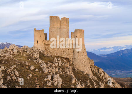 Il paesaggio del castello di Rocca Calascio in Abruzzo in Italia Foto Stock