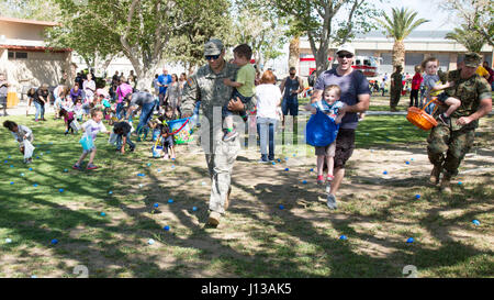 Marines e soldati partecipano con i loro figli a una caccia all'uovo di Pasqua presso la base logistica dei Marine Corps di Barstow, California, promuovendo l'impegno familiare, il morale e l'interazione con la comunità. Foto Stock