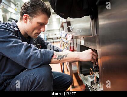 170412-N-FO981-0008 Oceano Pacifico (12 aprile 2017) - Engineman 3° di classe Patrick Hinton, assegnato al Dipartimento di Ingegneria a bordo dell'assalto anfibio nave USS America (LHA 6), calibra una valvola su un gruppo frigorifero nella nave la cambusa. L'America è attualmente in corso con più di mille velisti e 1.600 marines conduttore squadrone anfibio/Marine Expeditionary Unit le operazioni di integrazione in preparazione per la nave da nubile di distribuzione entro la fine di quest'anno. (U.S. Navy foto di comunicazione di massa di terza classe Giacobbe Holloway) Foto Stock