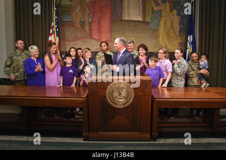Louisiana Governor John Bel Edwards guarda ad applaudire la Louisiana Guardia Nazionale Famiglie dopo la firma di un annuncio che ha riconosciuto aprile come mese del bambino militare presso il Campidoglio di Baton Rouge, 12 aprile 2017. (U.S. Esercito nazionale Guard foto di Spc. Garrett L. Dipuma) Foto Stock