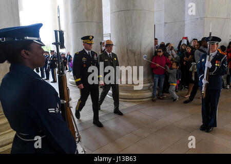 Stati Uniti Esercito il Mag. Gen. Bradley A. Becker, il comandante della forza congiunta Headquarters - Capitol nazionale Regione e U.S. Esercito Distretto Militare di Washington e Vice Sovrintendente dei Parchi Nazionali di Servizio per il National Mall e il Memorial Parks Michael Nash arrivare a partecipare a una corona che stabilisce una cerimonia in onore del Presidente Thomas Jefferson il compleanno presso il Jefferson Memorial a Washington D.C, aprile, 13, 2017.(STATI UNITI Esercito Foto di Zane Ecklund) Foto Stock