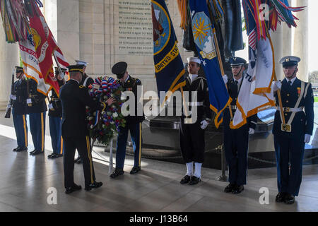 Stati Uniti Esercito il Mag. Gen. Bradley A. Becker, il comandante della forza congiunta Headquarters - Capitol nazionale Regione e U.S. Esercito Distretto Militare di Washington, stabilisce una corona di fiori in onore del Presidente Thomas Jefferson il compleanno presso il Jefferson Memorial a Washington D.C, aprile, 13, 2017.(STATI UNITI Esercito Foto di Zane Ecklund) Foto Stock