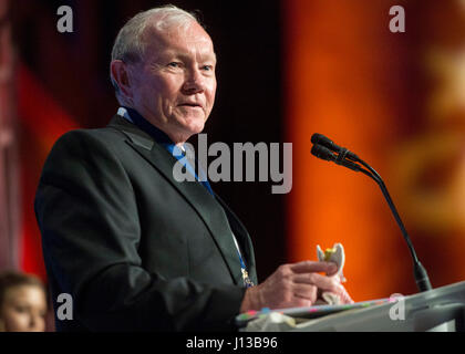 Esercito pensionato gen. Martin Dempsey, diciottesimo presidente del Comune di capi del personale, rende commento durante la tragedia del programma di assistenza per i superstiti (TAPS) 2017 Guardia d'onore di Gala in Washington, D.C., 12 aprile 2017. Durante l'evento, l'associazione nazionale di pallacanestro e usa la pallacanestro sono stati aggiudicati inaugurale della comunità nazionale Partnership Award, ha presentato per il sostegno che hanno mostrato per la nazione di famiglie di militari e personale impegno con la sopravvivenza di famiglie di America's eroi caduti. Foto Stock