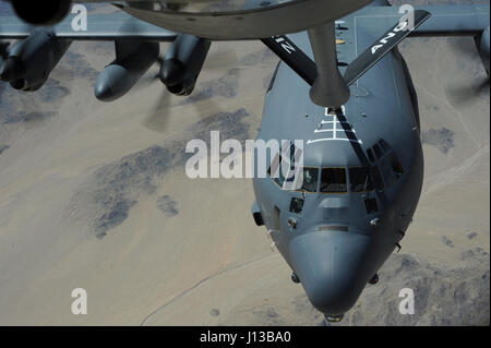 Un U.S. Air Force HC-130J contro il re II, assegnato alla 79th Rescue Squadron, Davis-Monthan Air Force Base, Ariz., riceve il carburante da una U.S. Air National Guard KC-135R Stratotanker dal 161Air Refuelling ala, durante la formazione di rifornimento in Northwest Ariz., 13 aprile 2017. La HC-130J ha la capacità di ricevere il carburante in volo tramite un antenna universale ricettacolo di rifornimento di uno scalo di installazione, nonché distribuire air-air refuelling per elicotteri. (U.S. Air Force foto di Senior Airman Ashley N. Steffen) Foto Stock