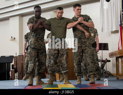 Un U.S. Marine con la sede centrale e il supporto di battaglione (H&S BN), Marine Corps installazioni del Pacifico (MCIPAC), si prepara ad essere colpito da un X26 Taser durante la sicurezza forza di aumento di spessore (SAF) formazione su Camp Kinser, Okinawa, in Giappone, 13 aprile 2017. Marines in tutta H&S BN, MCIPAC, volontario per diventare SAF certificate per assistere il prevosto Maresciallo dell'ufficio quando necessario. (U.S. Marine Corps photo by MCIPAC combattere lancia fotocamera Cpl. Christian J. Robertson) Foto Stock