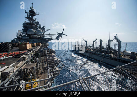 USS Makin Island (LHD 8) effettua il rifornimento in mare con USNS Rappahannock (T-AO 204) nel Mar Cinese meridionale il 13 aprile 2017, sostenendo l'11th Marine Expeditionary Unit e migliorando la preparazione anfibia nella regione Indo-Asia-Pacifico. Foto Stock