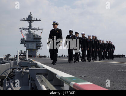 170414-N-GY005-0031 OCEANO ATLANTICO (14 aprile 2017) -- Unità Pre-Commissioning Gerald Ford (CVN 78) marinai uomo le rotaie come la nave tira a Norfolk, Virginia, dopo la conduzione di builder prove in mare. Il primo della categoria per nave -- il primo nuovo U.S. portaerei design in 40 anni - ha trascorso diversi giorni di generatore di conduzione di esperimenti in mare, un test completo di molte navi sistemi chiave e tecnologie. (U.S. Navy foto di comunicazione di massa marinaio Gitte Schirrmacher) Foto Stock