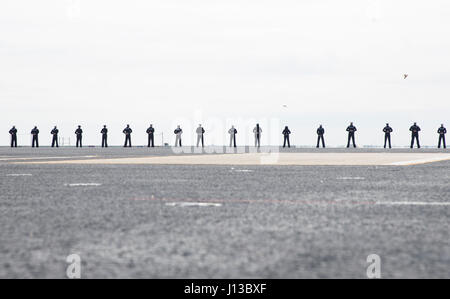 170414-N-GY005-0043 OCEANO ATLANTICO (14 aprile 2017) -- Unità Pre-Commissioning Gerald Ford (CVN 78) marinai uomo le rotaie come la nave tira a Norfolk, Virginia, dopo la conduzione di builder prove in mare. Il primo della categoria per nave -- il primo nuovo U.S. portaerei design in 40 anni - ha trascorso diversi giorni di generatore di conduzione di esperimenti in mare, un test completo di molte navi sistemi chiave e tecnologie. (U.S. Navy foto di comunicazione di massa marinaio Gitte Schirrmacher) Foto Stock