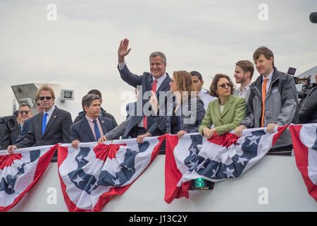 New York, Stati Uniti d'America. Xvii Apr, 2017. Il sindaco di New York Bill de Blasio e vice sindaco Alicia Glen ha partecipato alla cerimonia di battesimo di prima della città nuovi traghetti denominato 'Lunchbox' al molo 1 di Brooklyn, New York. Segue un breve commento da parte del Sindaco, i rappresentanti della stampa sono stati invitati a bordo per una breve escursione in barca nuova nel porto di New York. Credito: PACIFIC PRESS/Alamy Live News Foto Stock