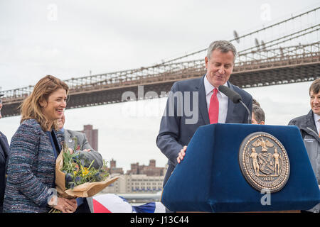 New York, Stati Uniti d'America. Xvii Apr, 2017. Il sindaco di New York Bill de Blasio e vice sindaco Alicia Glen ha partecipato alla cerimonia di battesimo di prima della città nuovi traghetti denominato 'Lunchbox' al molo 1 di Brooklyn, New York. Segue un breve commento da parte del Sindaco, i rappresentanti della stampa sono stati invitati a bordo per una breve escursione in barca nuova nel porto di New York. Credito: PACIFIC PRESS/Alamy Live News Foto Stock