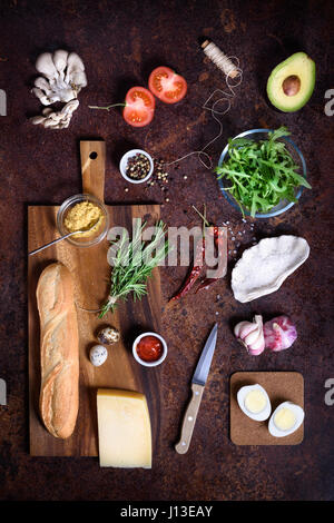 Snack veloce ingredienti, burger e menu sandwich. Ristorante cornice, copia spazio, vista dall'alto, piatto laici. Foto Stock