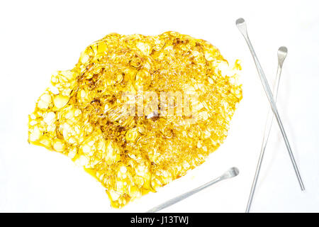 Un bel frantumare patty! Più alcuni strumenti di dab per addolcire la trattativa. Butano olio di hash a sua migliori. Foto Stock