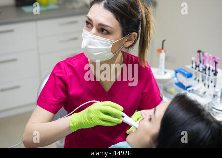 Dentista femmina controllo donna di denti Foto Stock