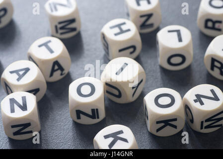 Toy mattoni con lettere sul tavolo Foto Stock