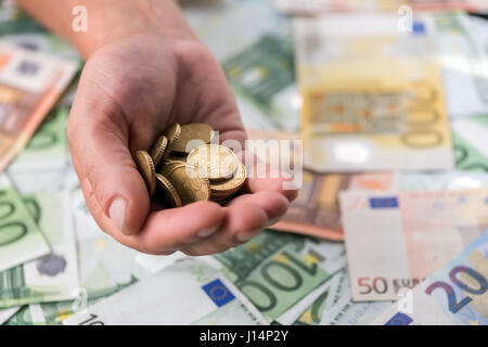 Monete in man mano closeup Foto Stock