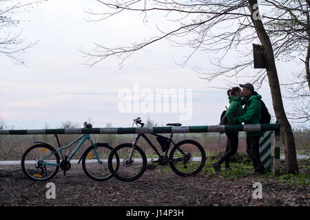 Giovane con le bici in foresta Foto Stock