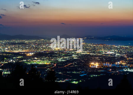 Nightview della Città di Fukuoka al tramonto a Fukuoka, Giappone. Foto Stock