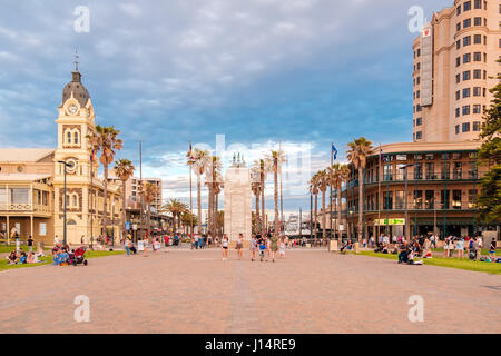 Adelaide, Australia - 29 agosto 2016: la gente a piedi a Moseley Square con la Pioneer Memorial in mezzo al tramonto. Moseley Square è molto popolare Foto Stock