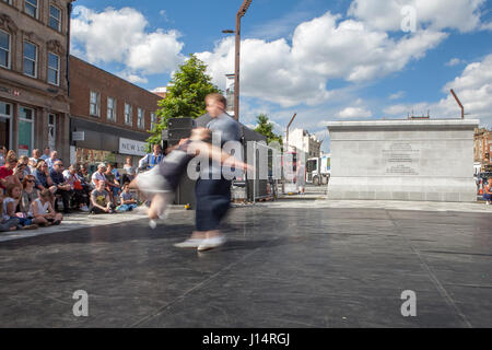 Ballerini di eseguire "repliche" a Stockton International Riverside Festival Foto Stock