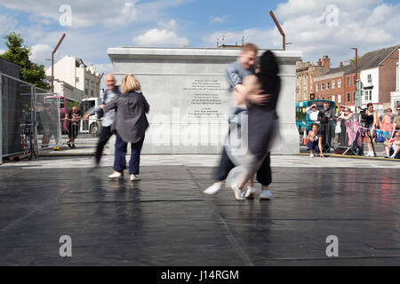 Ballerini di eseguire "repliche" a Stockton International Riverside Festival Foto Stock