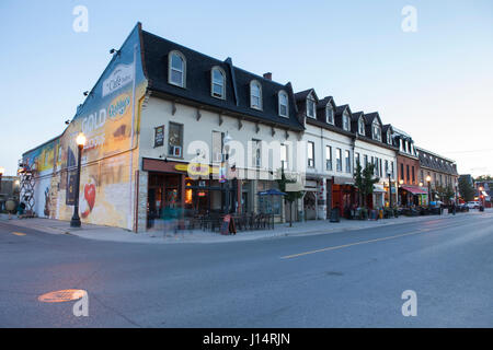 Hunter Street Cafe district nella città di Peterborough, Ontario, Canada. Durante la sera. Foto Stock