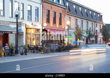 Hunter Street Cafe district nella città di Peterborough, Ontario, Canada. Durante la sera. Foto Stock