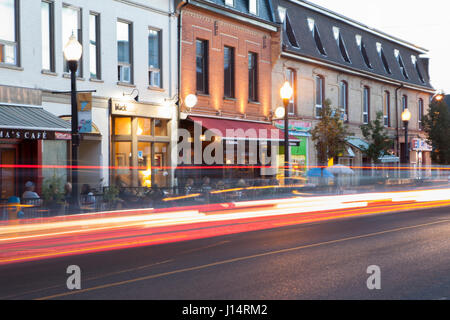 Hunter Street Cafe district nella città di Peterborough, Ontario, Canada. Durante la sera. Foto Stock