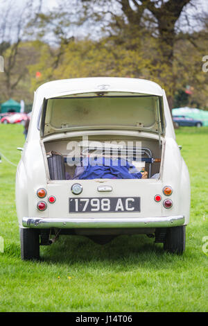 Classico piccolo British degli anni sessanta auto con bagagliaio aperto e bagagli mostra Foto Stock